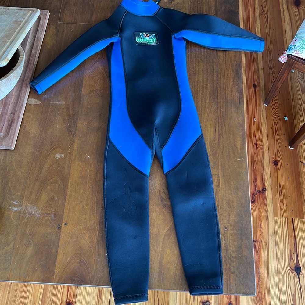 Kid’s wetsuit.  Size Small